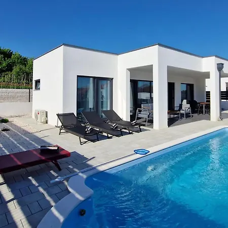 Cozy In With Private Swimming Pool, Be Inside Or Outside