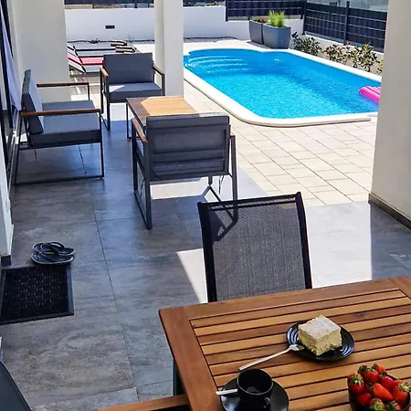 Cozy In With Private Swimming Pool, Be Inside Or Outside Ferienhaus