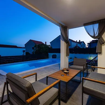 Cozy In With Private Swimming Pool, Be Inside Or Outside *