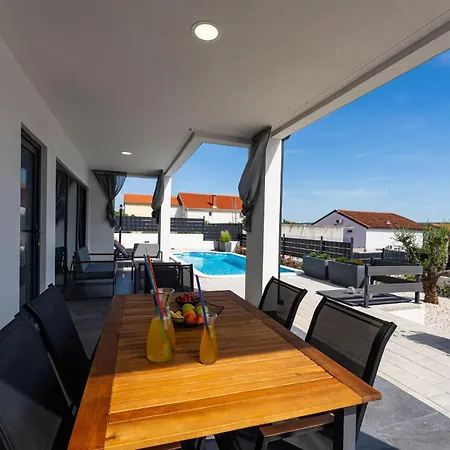 Cozy In With Private Swimming Pool, Be Inside Or Outside