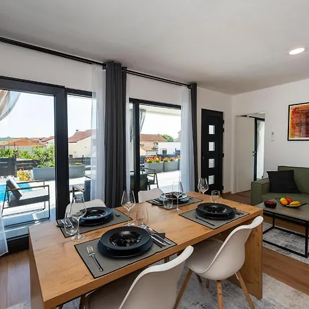 Cozy In With Private Swimming Pool, Be Inside Or Outside